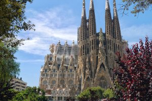La Sagrada Familia прочутата църква на испанския архитект Антонио Гауди