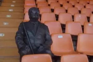 Паметникът на Вечния фен