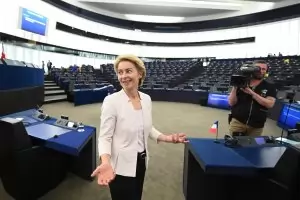 Фон дер Лайен обеща дарове на всички в Европарламента