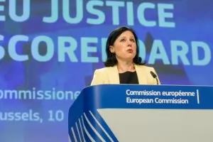 Еврокомисар се заинтригува от партийното финансиране в България