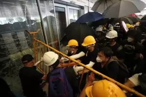  Протестиращи окупираха сградата на правителството в Хонконг