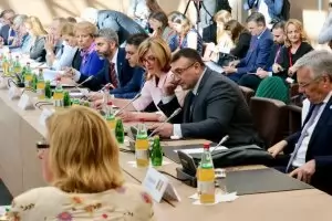 Екатерина Захариева: Трябва да си поделим тежестите за мигрантите