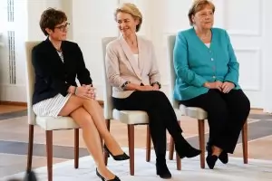 Меркел назначи за военен 
министър наследничката си в ХДС