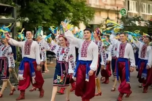 Фолклорът превзема София