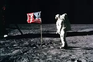 Милиардери и суперсили водят битка за Луната
                                          
