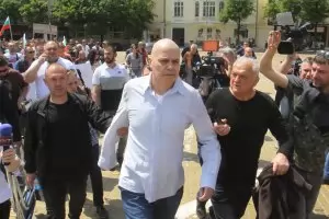 Слави засега изчегърта само думата "коалиция"