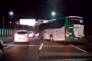 Въоръжен мъж взе 18 заложници в автобус в Рио де Жанейро (видео)
