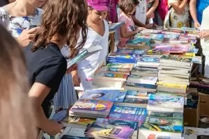 Деца разменят "Стара хартия за нова книга"