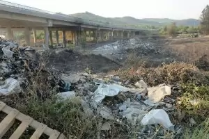 Боклуците, които горяха под "Струма", още не са разчистени