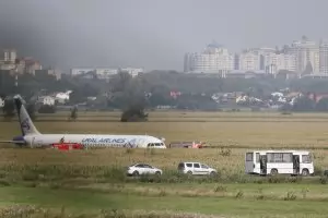 Руски самолет кацна аварийно без двигатели 