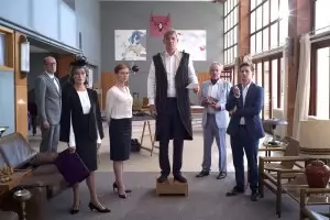 Насрочиха световната премиера на "Босият император"