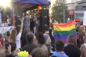 Сръбската премиерка се включи в гей парада в Белград (видео)