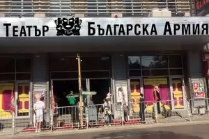 Военният театър отваря широко врати