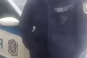 Полицай заплашва шофьор с пранги и порно (видео)