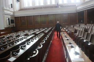 Заседанието на парламентарната комисия за контрол на службите която трябваше