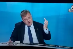 Каракачанов показва среден пръст по телевизията (видео)