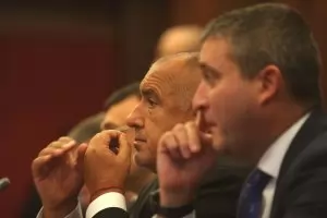 Бизнесът пее през сълзи "Мила родино, ти си земен рай"