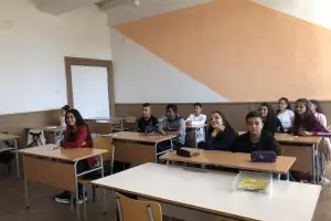 "Учи, за да седиш на бюро, а не на покрива"