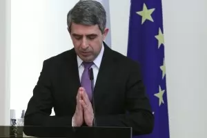 Плевнелиев съветва Радев да не ходи в Москва на 9 май