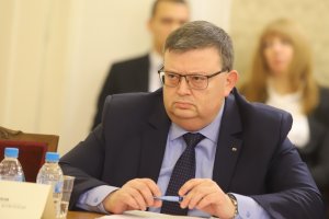 Още незапочнал работа в антикорупционната комисия бившият главен прокурор Сотир Цацаров е