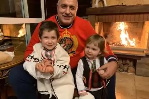 Борисов се пусна за Бъдни вечер с внуците, а Нинова със сина си