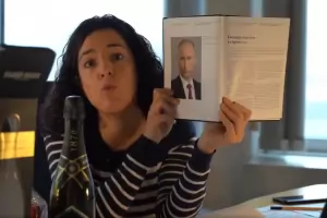 Евродепутат получи подарък шампанско и портрет на Путин