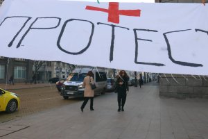 Медицински специалисти от Бургас излязоха днес на протест заради унизителните според тях