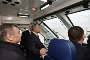 Путин мина и на влак през Кримския мост, но обра критиките на ЕС