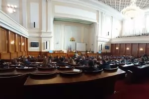 Вотът на недоверие увисна на каприза на „Воля“ и „Атака“