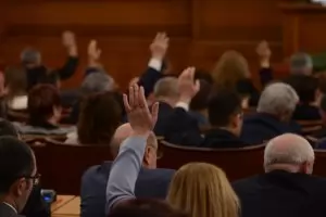 Парламентът усърдно работи за собствената си деградация