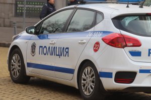 Полицията продължава да издирва 28 годишния рецидивист Емил Великов избягал от