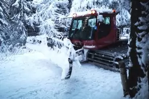 Обилният снеговалеж повиши опасността от лавини