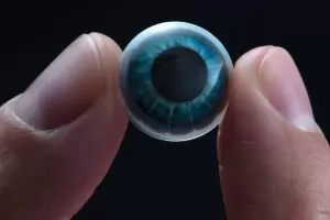 Вече има контактни лещи с добавена реалност