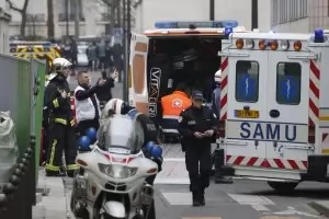 Полицията в Париж застреля нападател