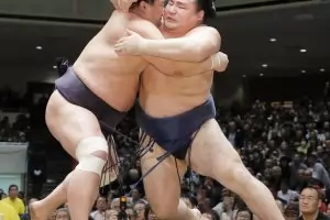 Йокозуна Хакухо се оттегли от сумо турнира в Токио