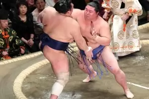 Аоияма отново е с положителен баланс в Токио