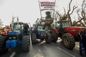 Гръцките фермери пак плашат с пътни блокади
