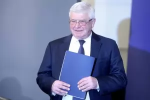 Здравният министър даде заден за задължителните маски