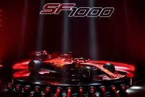 "Ферари" представи новия си болид с шоу в театър