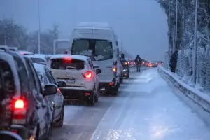 Силен снеговалеж затвори пътища в Северна Гърция