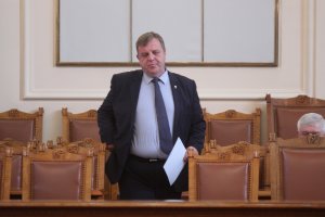 Военният министър Красимир Каракачанов много се разсърди на Корнелия Нинова