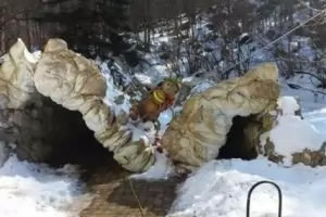 Входът на пещера Леденика се срути