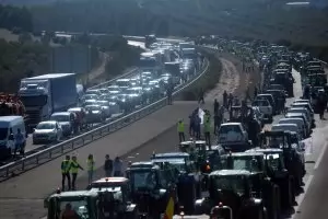 Недоволни испански фермери изкараха трактори по магистралите