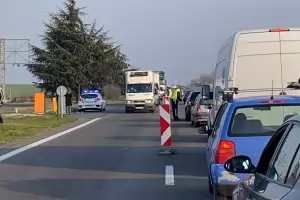 Опашки се извиват на градските КПП