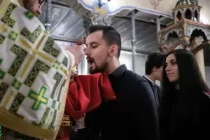 В храмовете продължават църковните служби с десетки хора