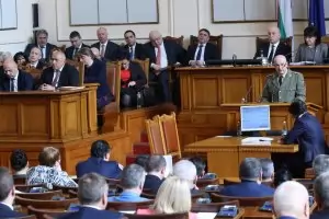 Депутатите тотално се оплетоха в извънредния закон