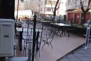 Здравният министър "отвори" кафенета и басейни на открито