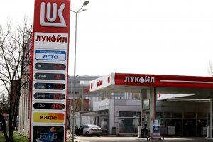 Лукойл България прилага ценова преса спрямо конкурентите си чрез постепенно изменение