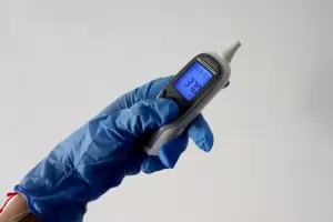 Училищата може да мерят температурата на децата, но не и да я записват