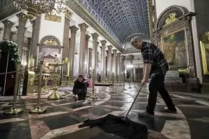 Руската църква отменя целуването на кръстове